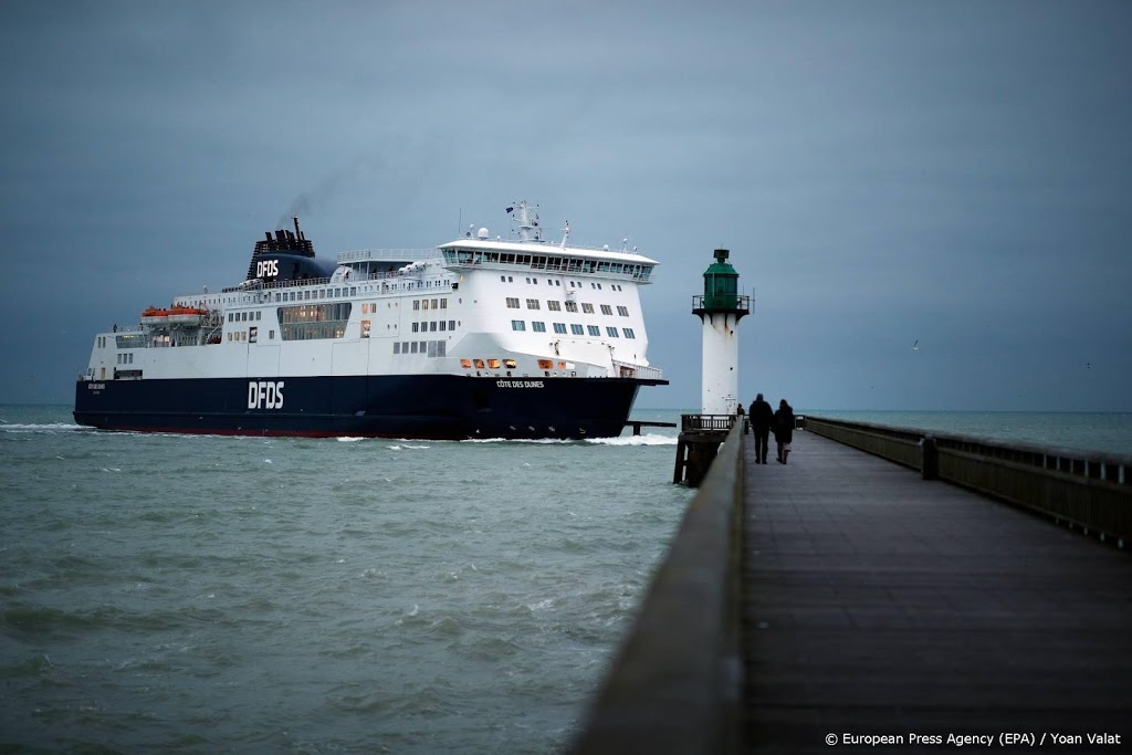 Eerste veerbootpassagiers uit Dover gaan van boord in Calais
