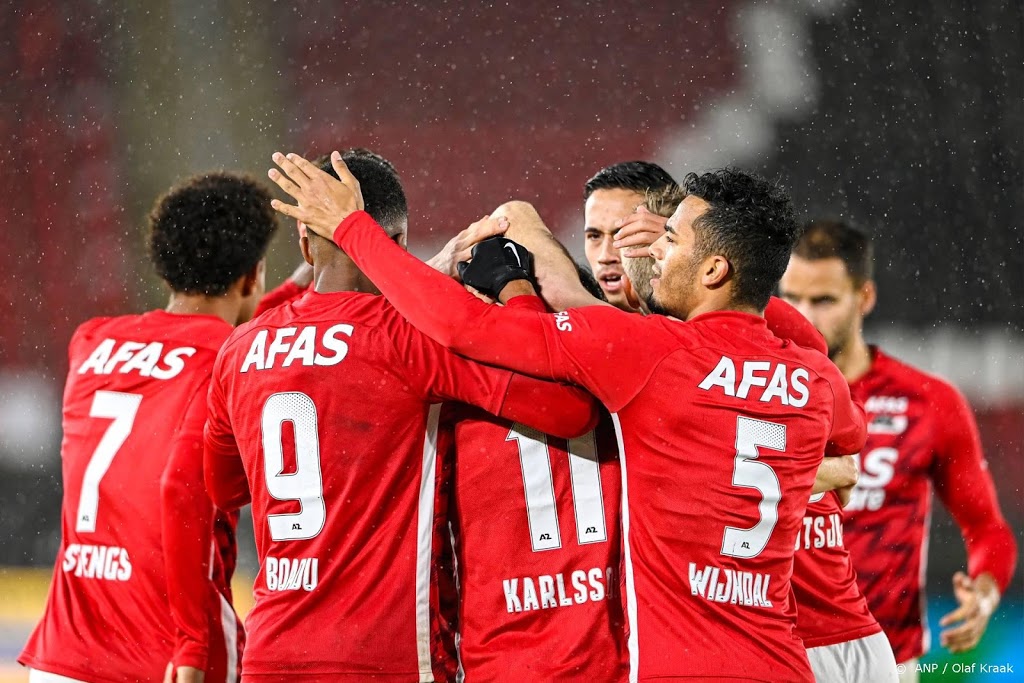 AZ behaalt tegen Vitesse derde zege op rij en doet weer mee