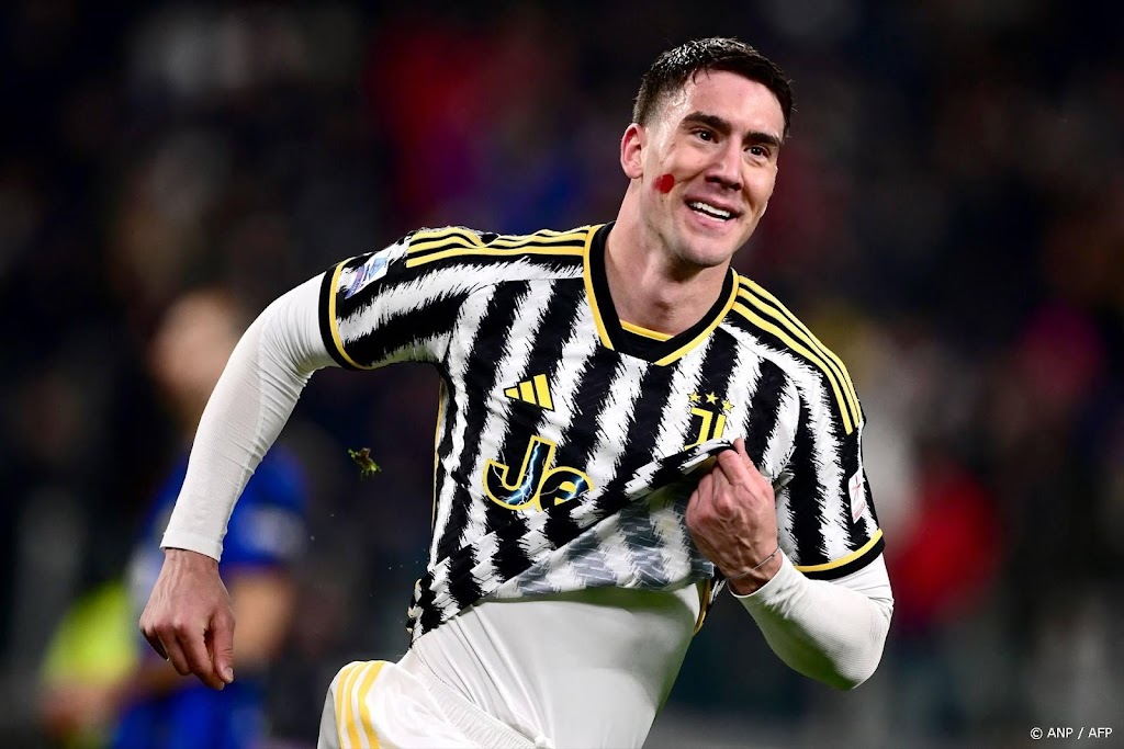 Vlahovic bezorgt Juventus met laat doelpunt zege bij Frosinone