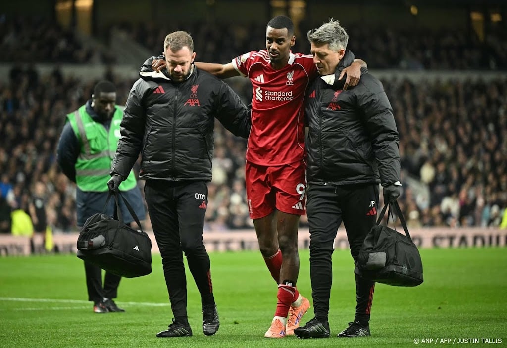 Liverpool 'een paar maanden' zonder spits Isak na kuitbeenbreuk