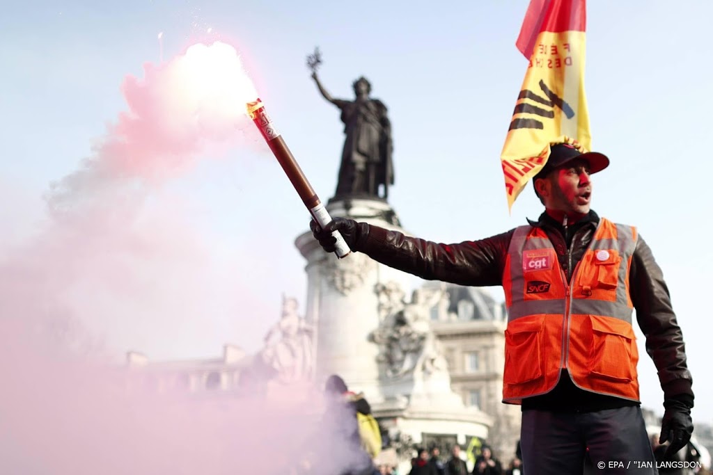 Franse regering zet pensioenhervormingen door en komt met wet
