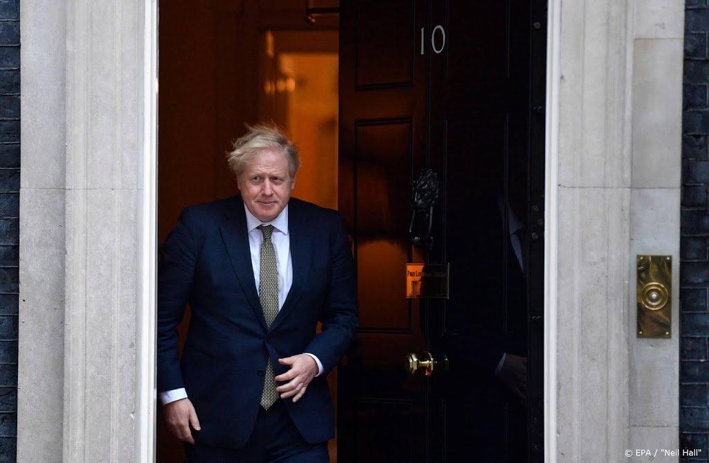 Britse premier Johnson tekent brexit-document