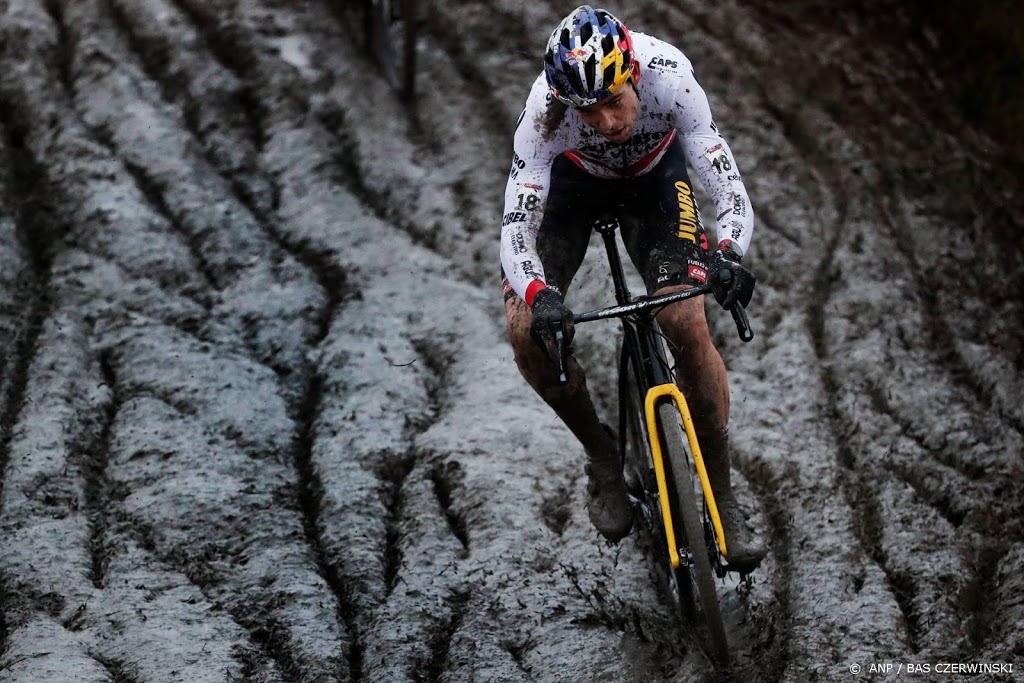 Van Aert troeft Van der Poel af en wint wereldbeker veldrijden