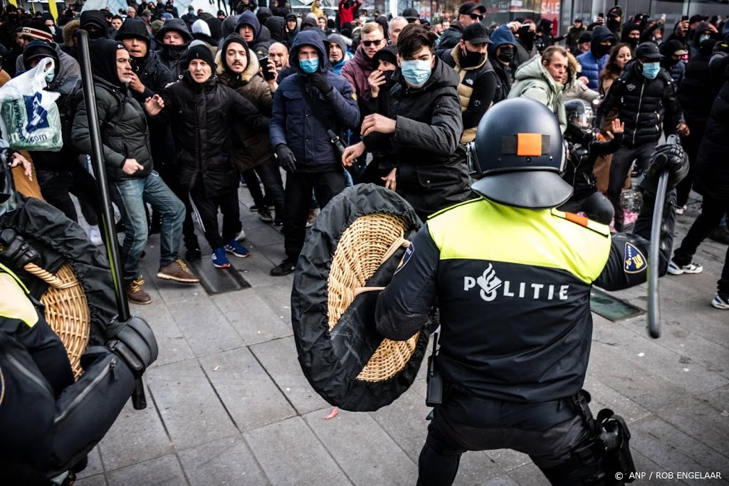 Betogers belagen politie tijdens coronaprotest in Eindhoven