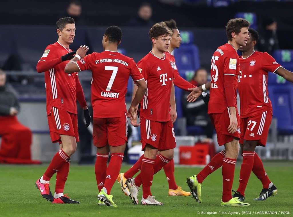 Bayern München loopt verder uit door ruime zege op Schalke 04