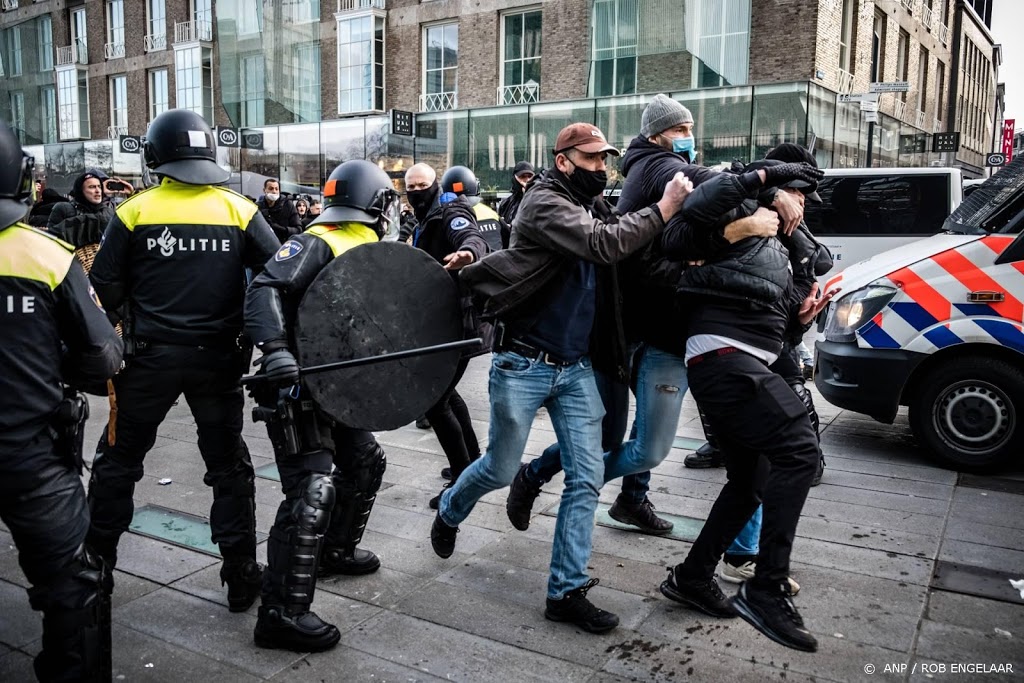 Grapperhaus: politie treedt terecht hard op tegen relschoppers