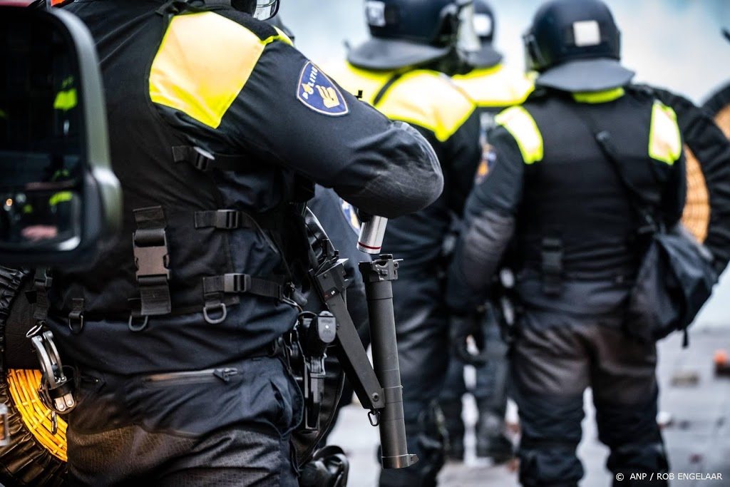 ME onderweg naar Venlo in verband met rellen