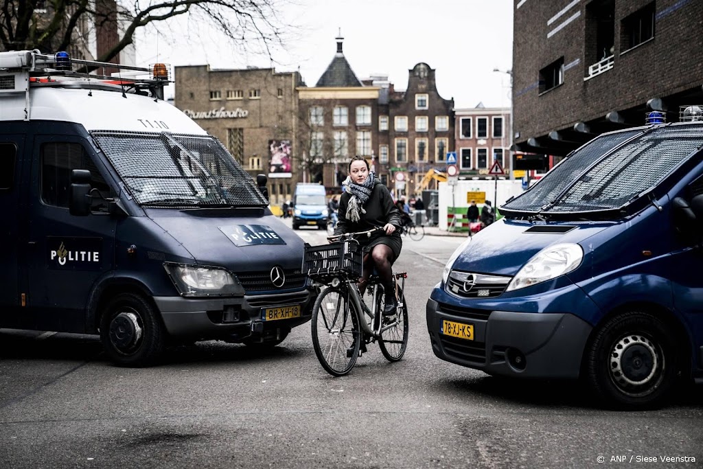 Politie blokkeert straten in Groningen vanwege boerenprotest