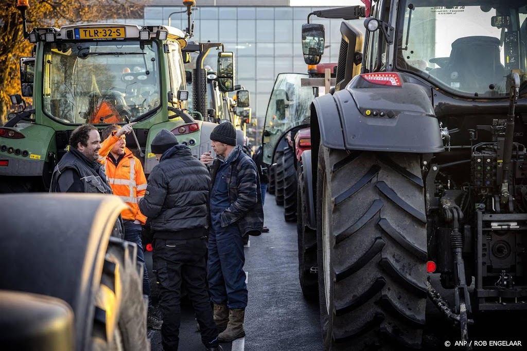 Boeren vertrekken bij provinciehuis in Groningen