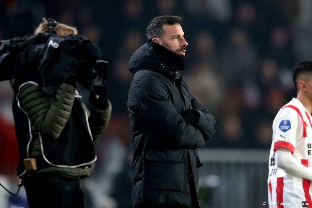 Van Nistelrooij na verlies bij FC Emmen: we zitten in zwaar weer