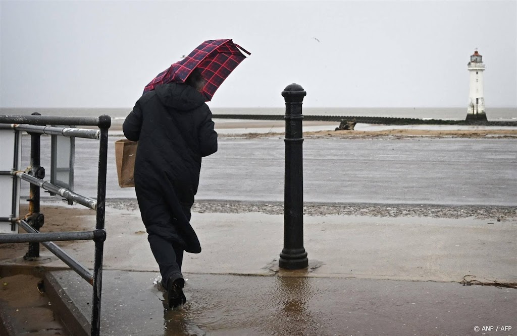 Noodweer Ierland en VK houdt aan: overlast door harde wind