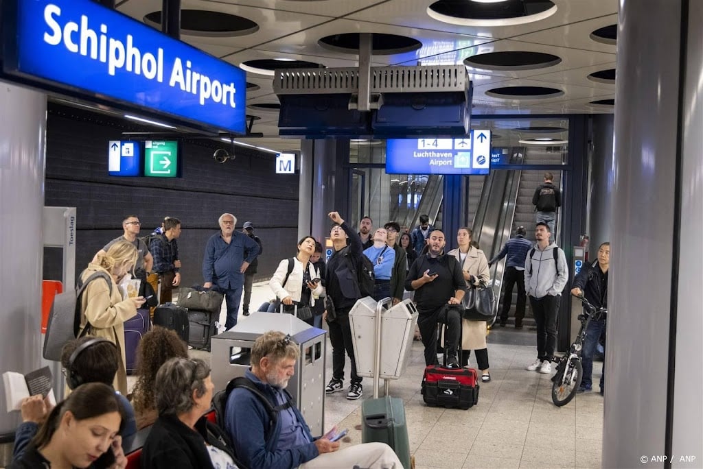 Geen treinen van en naar Schiphol door kapotte bovenleiding 