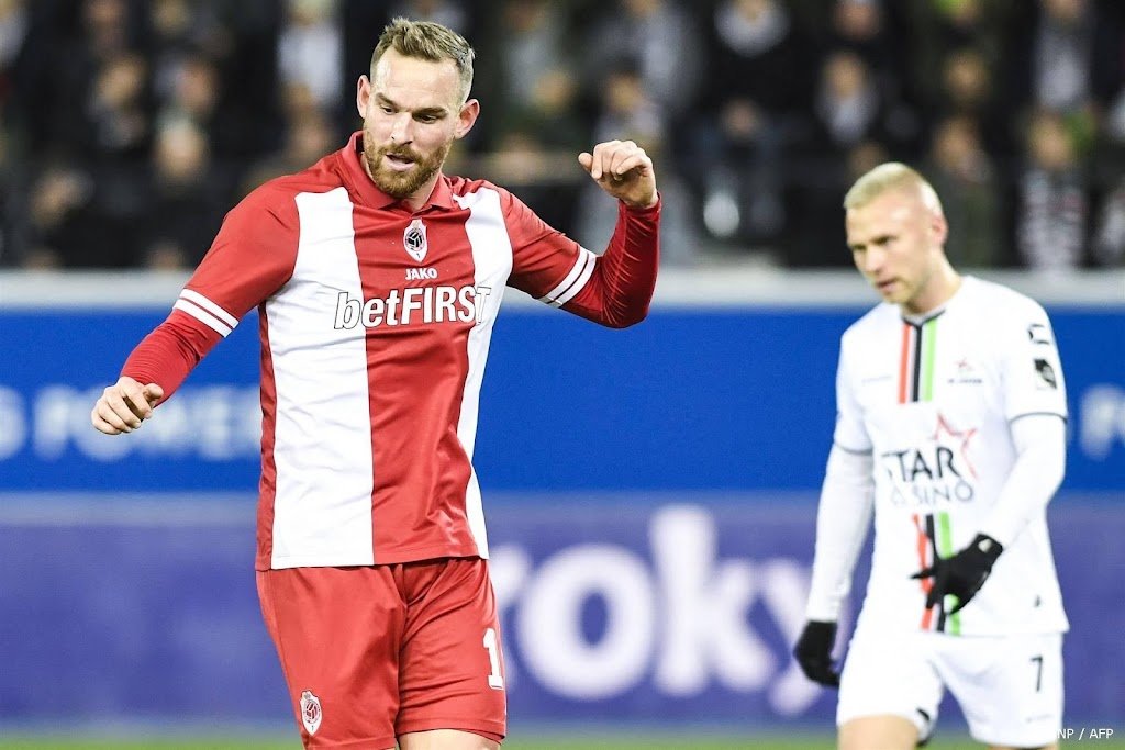 Spits Janssen schiet bekerhouder Antwerp naar halve finales