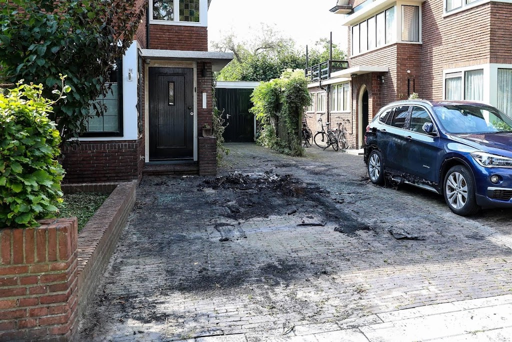 Politie deelt beelden van brandstichting auto burgemeester Buma