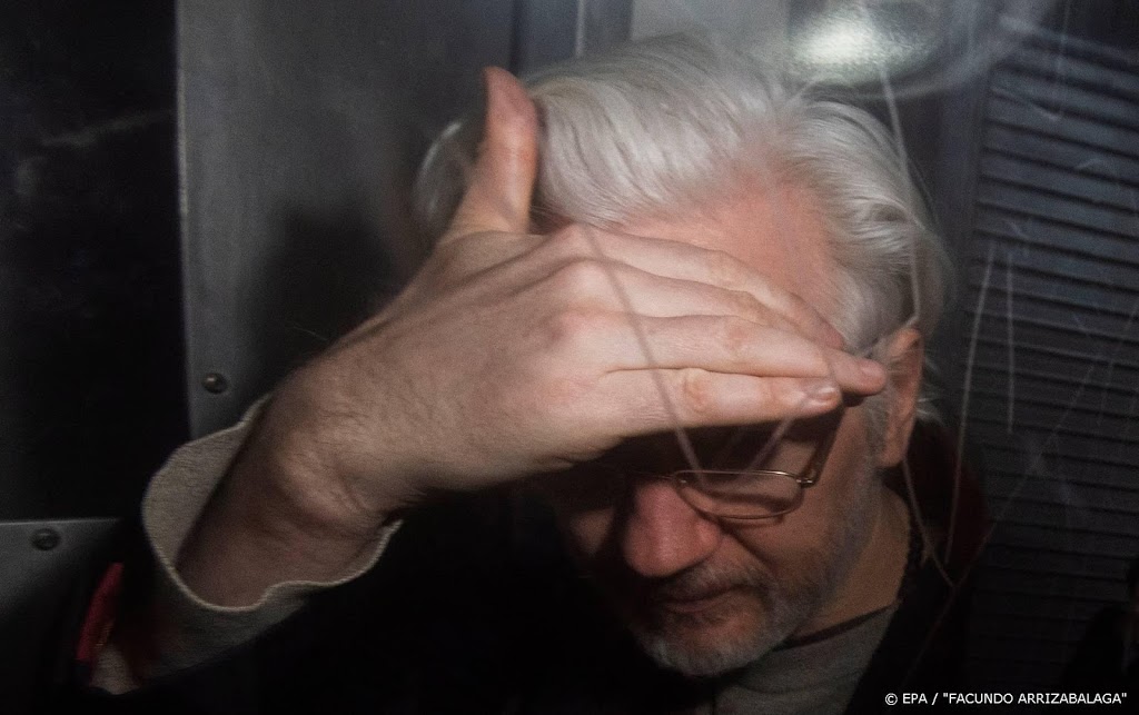 Julian Assange verschijnt in Londen voor rechter