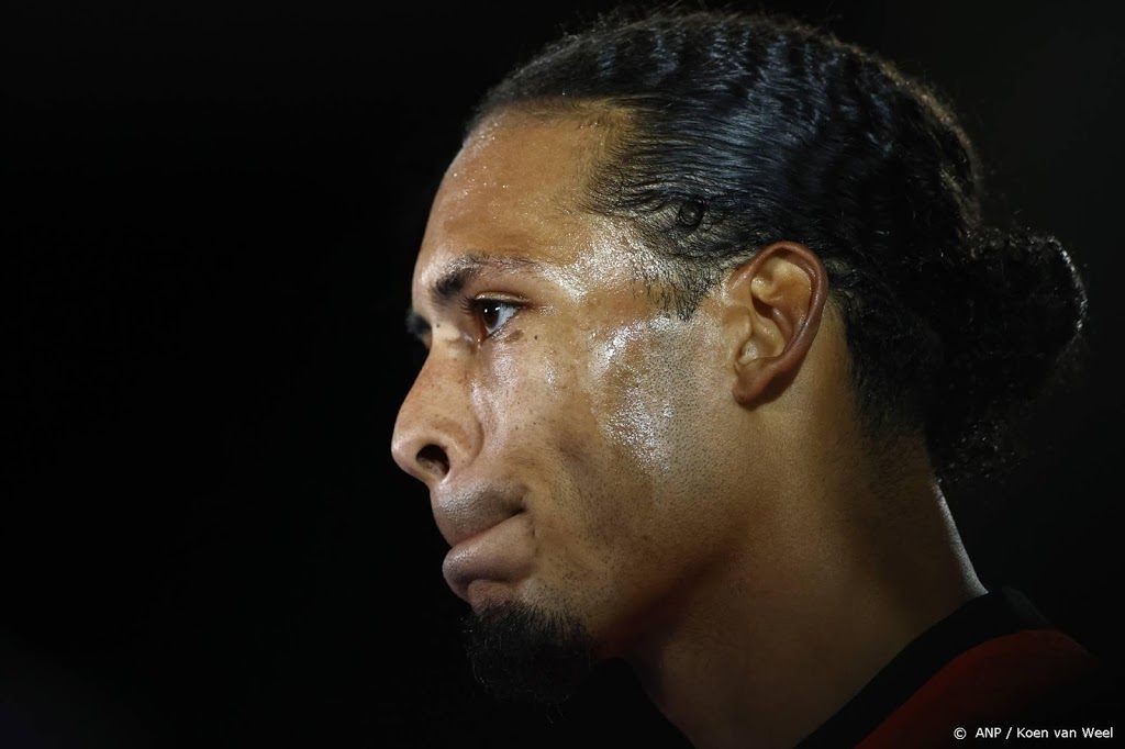 Van Dijk laat zich weer zien bij Liverpool op trainingsveld