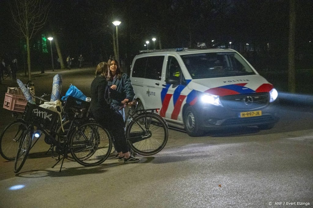 Politie in Vondelpark bekogeld met flessen
