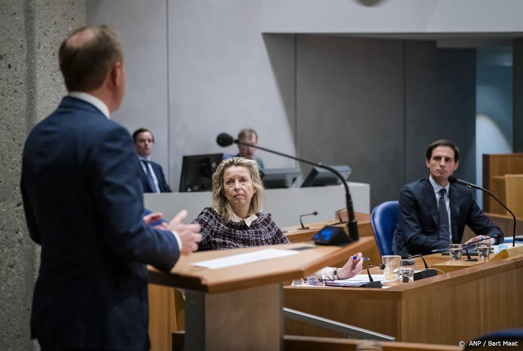 Hoekstra en Ollongren willen Oekraïnedebat in de Kamer uitstellen