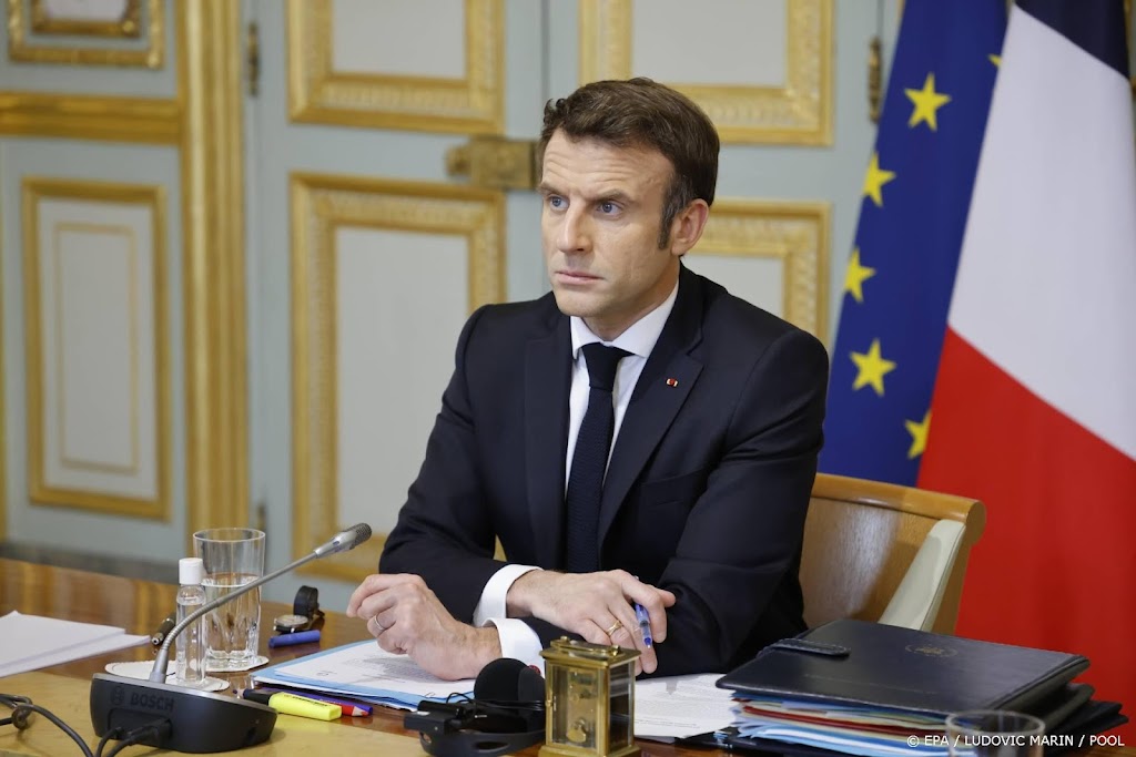 Macron belt Poetin, eist einde Russisch offensief Oekraïne