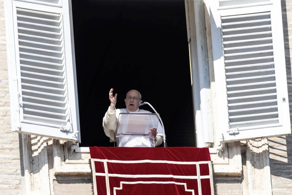 Paus zegt volgens het Vaticaan afspraken af om 'milde griep'
