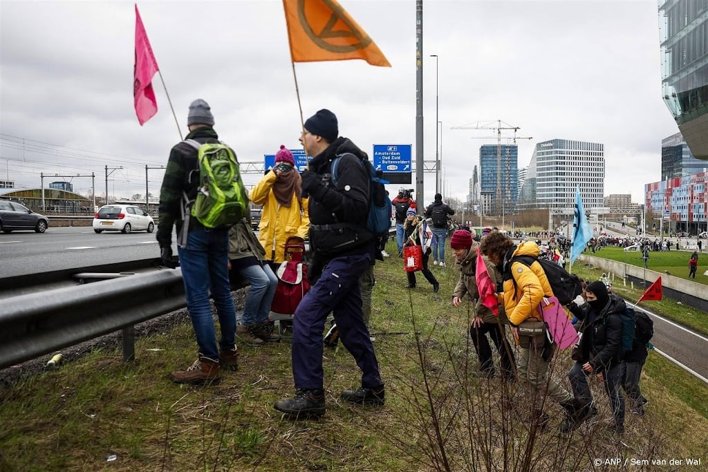 Honderden klimaatactivisten bij A10 in Amsterdam voor demonstratie