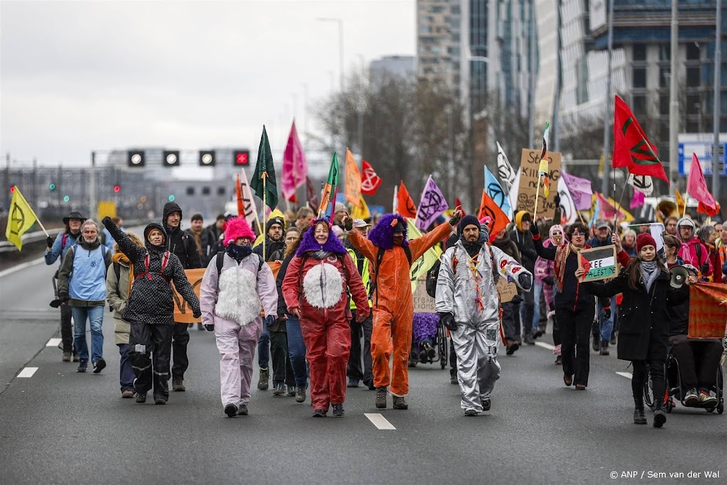 A10 door demonstratie dicht tussen De Nieuwe Meer en Oud-Zuid