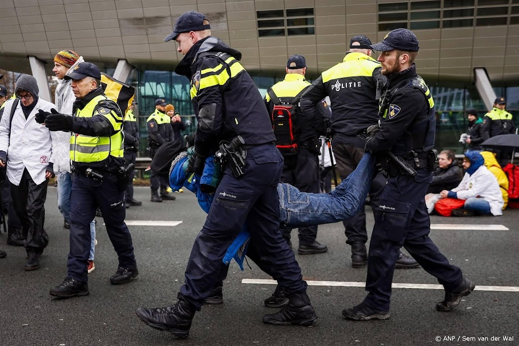 Laatste klimaatactivisten van A10 gehaald, weg nog niet vrij