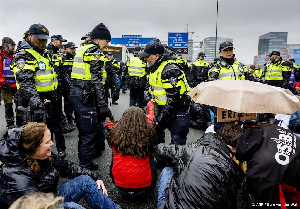 Ruim driehonderd klimaatactivisten aangehouden bij blokkade A10