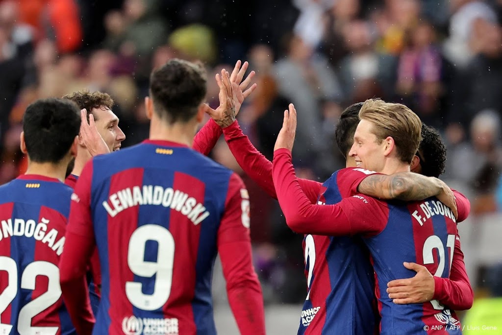 De Jong draagt met doelpunt bij aan ruime zege FC Barcelona