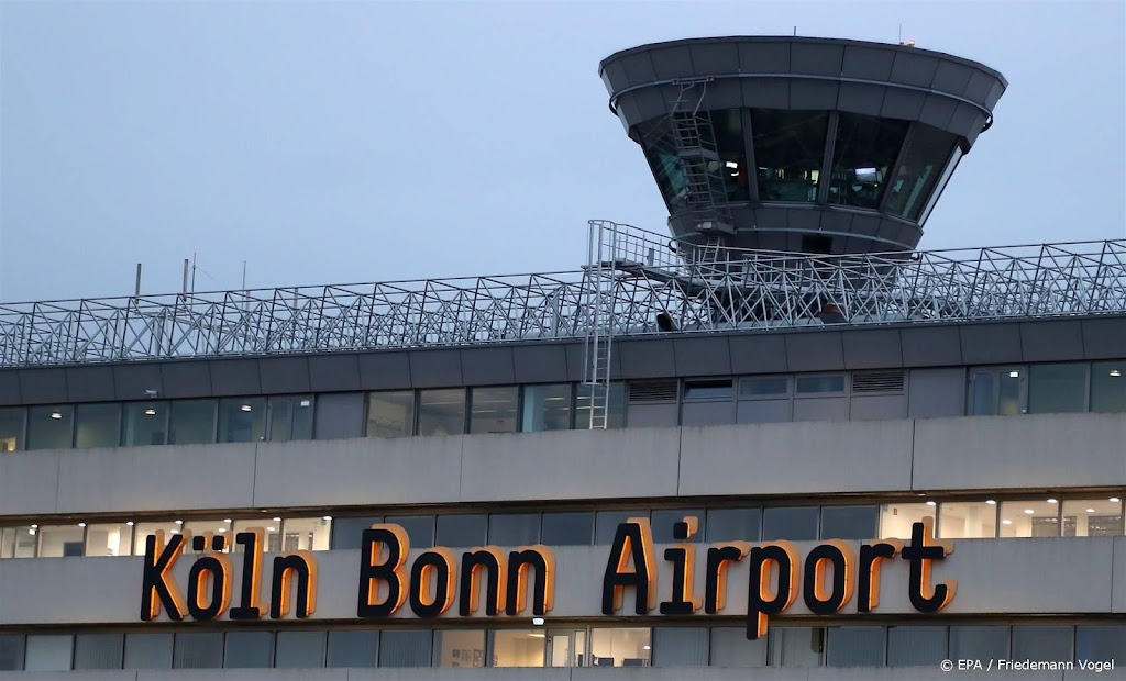 Man rijdt in op voetgangers bij luchthaven Keulen-Bonn