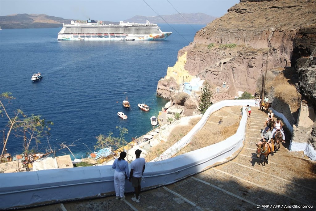 Santorini ontvangt eerste cruiseschip na aardbevingen 