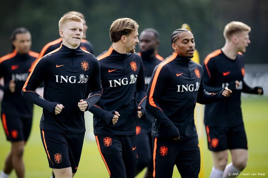 Oranje traint met volledige selectie voor oefenduels