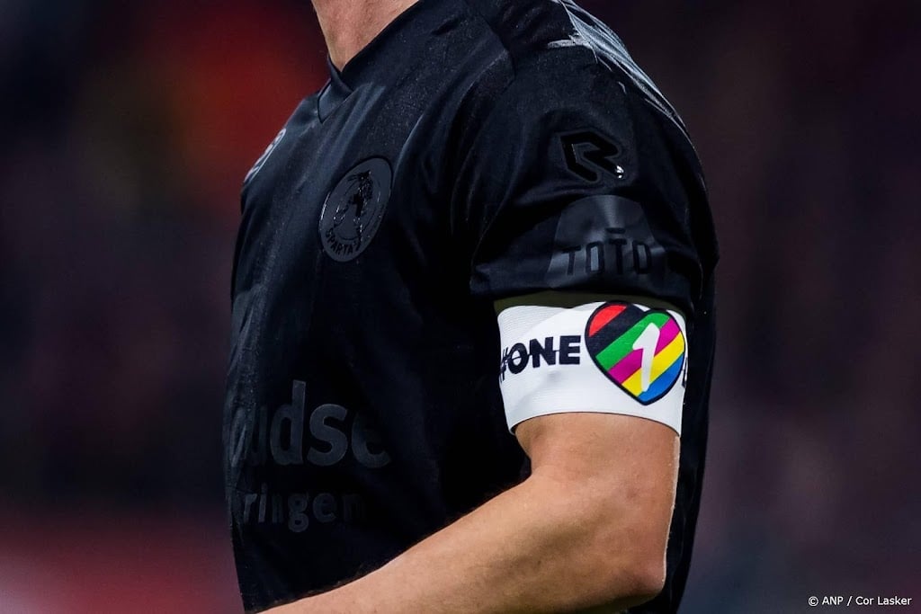 Jeugdcoach St. Pauli komt uit de kast en bekritiseert topvoetbal