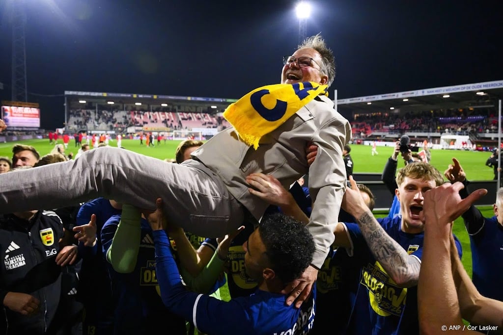 Trainer De Jong trots na 'speciale' promotie met Cambuur 