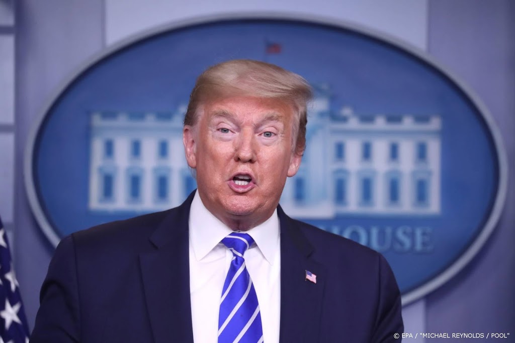 Trump zet handtekening onder steunpakket voor kleine bedrijven VS