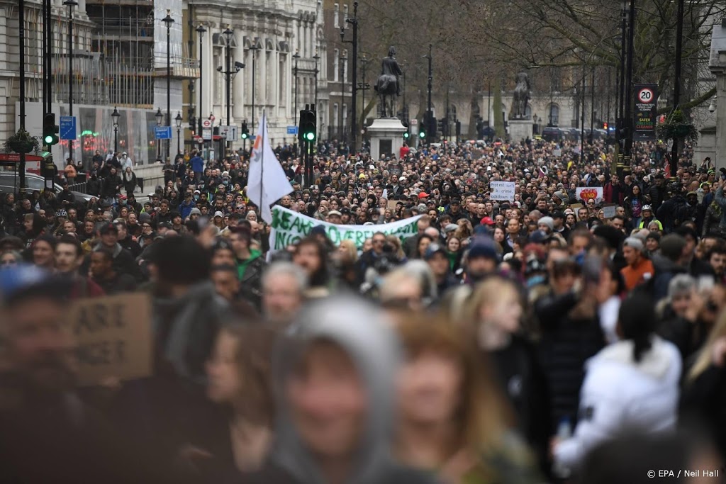 Acht agenten gewond bij coronarellen in Londen