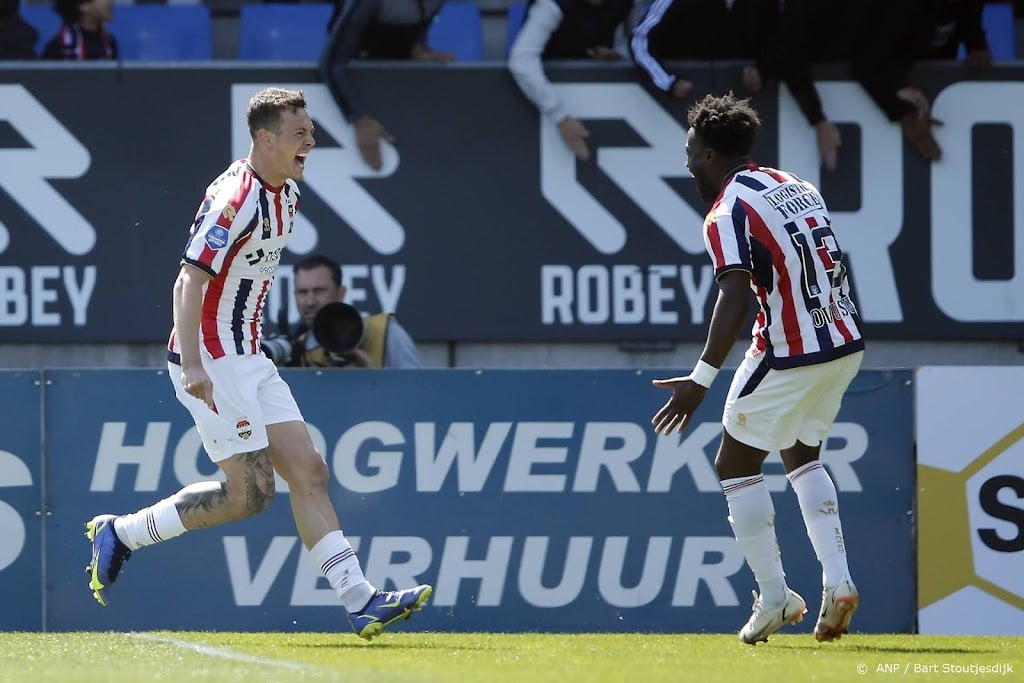 Willem II wint van Vitesse en staat laatste plaats af aan Sparta