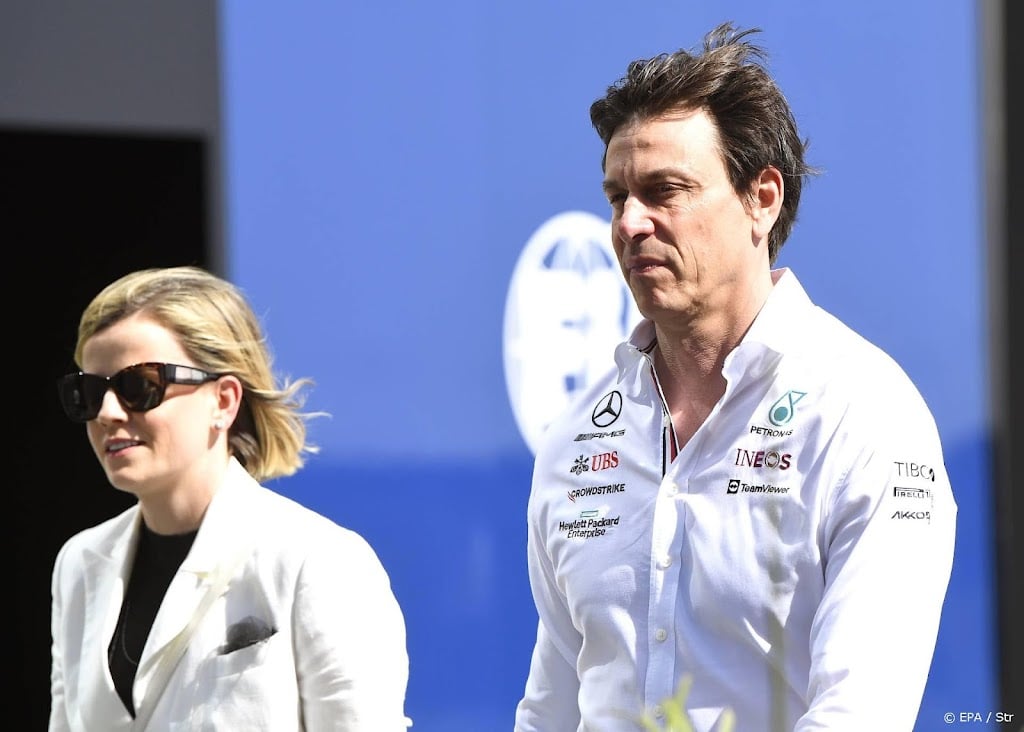 Excuses Wolff aan Hamilton voor 'onbestuurbare' Mercedes