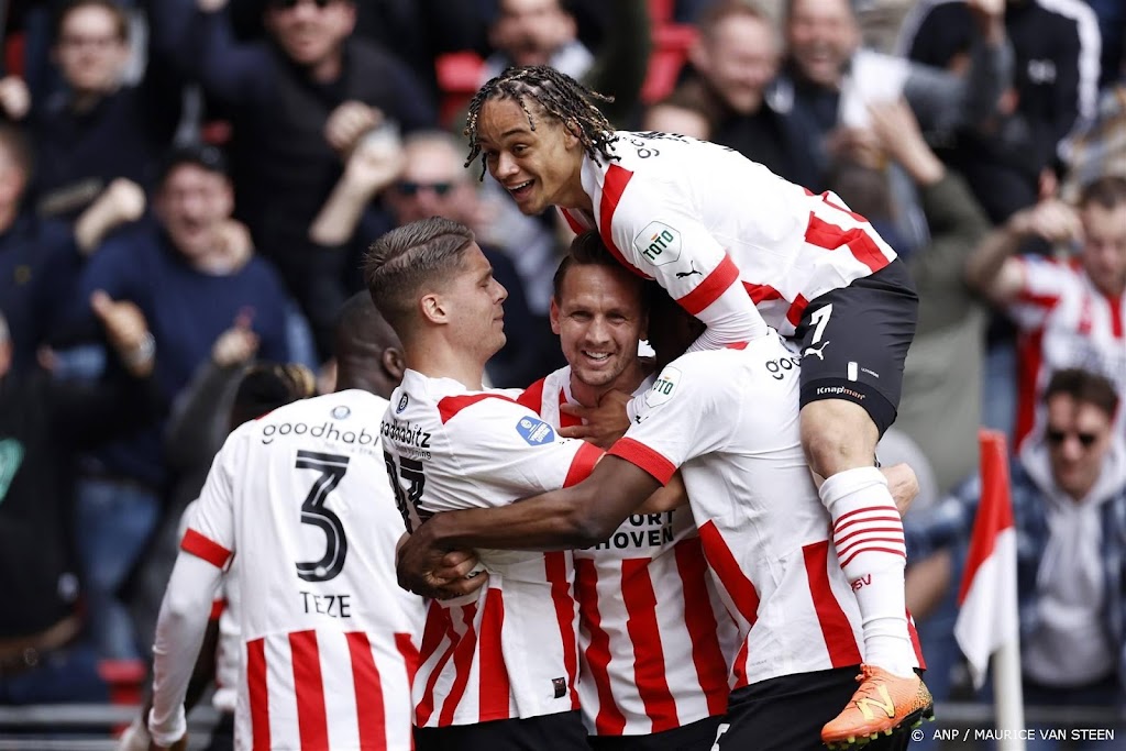 Bondscoach Koeman raadt Simons aan jaar langer bij PSV te blijven