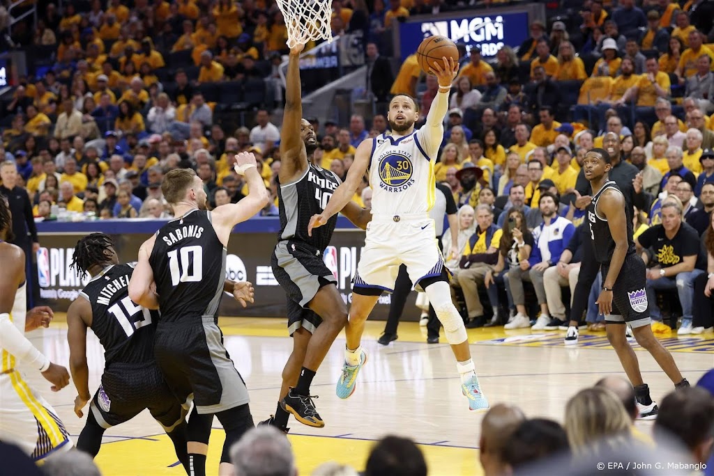 Basketballers Warriors trekken de stand gelijk in play-offs NBA