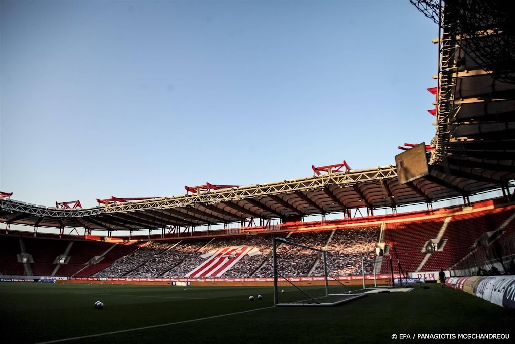 Hooligans bestormen veld na topper in Griekse voetbalcompetitie