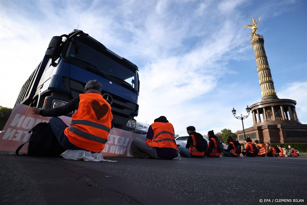 Klimaatactivisten blokkeren straten in Berlijn