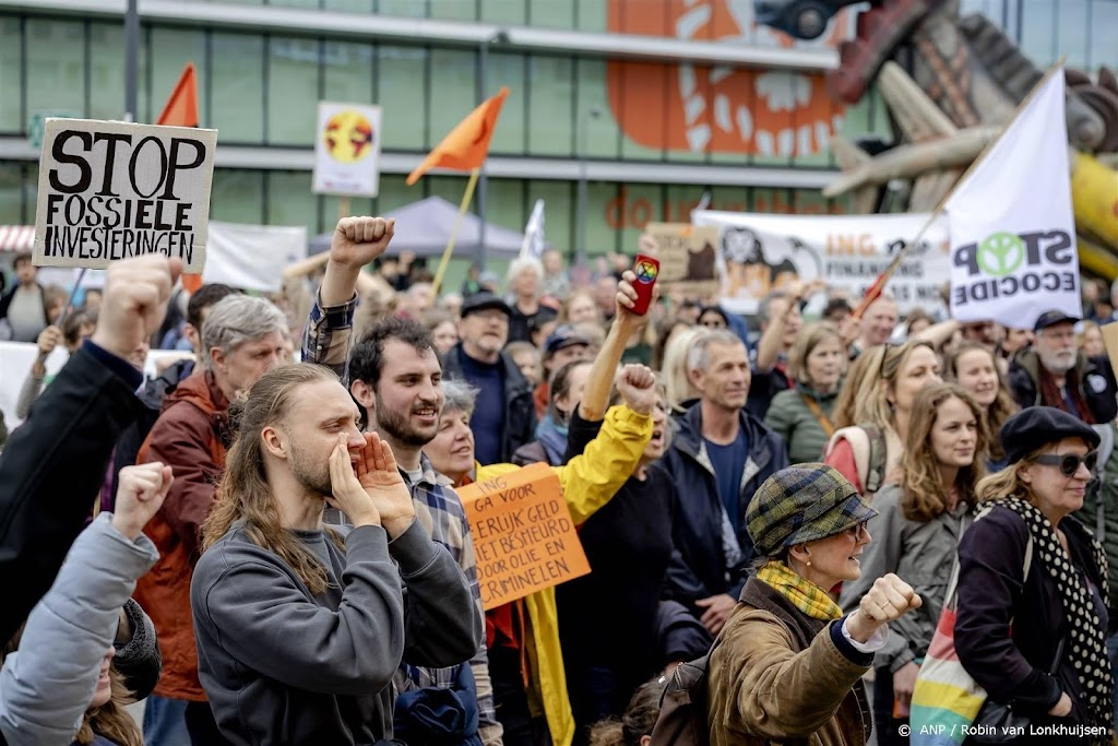 Actievoerders met spandoeken bij aandeelhoudersvergadering ING