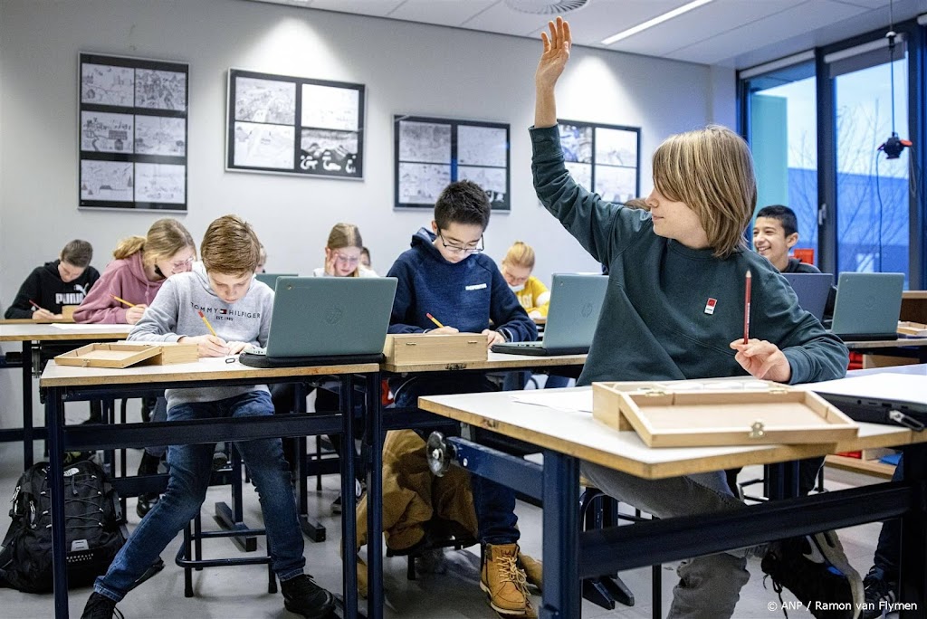 Extern ingehuurde docent per uur bijna twee keer zo duur