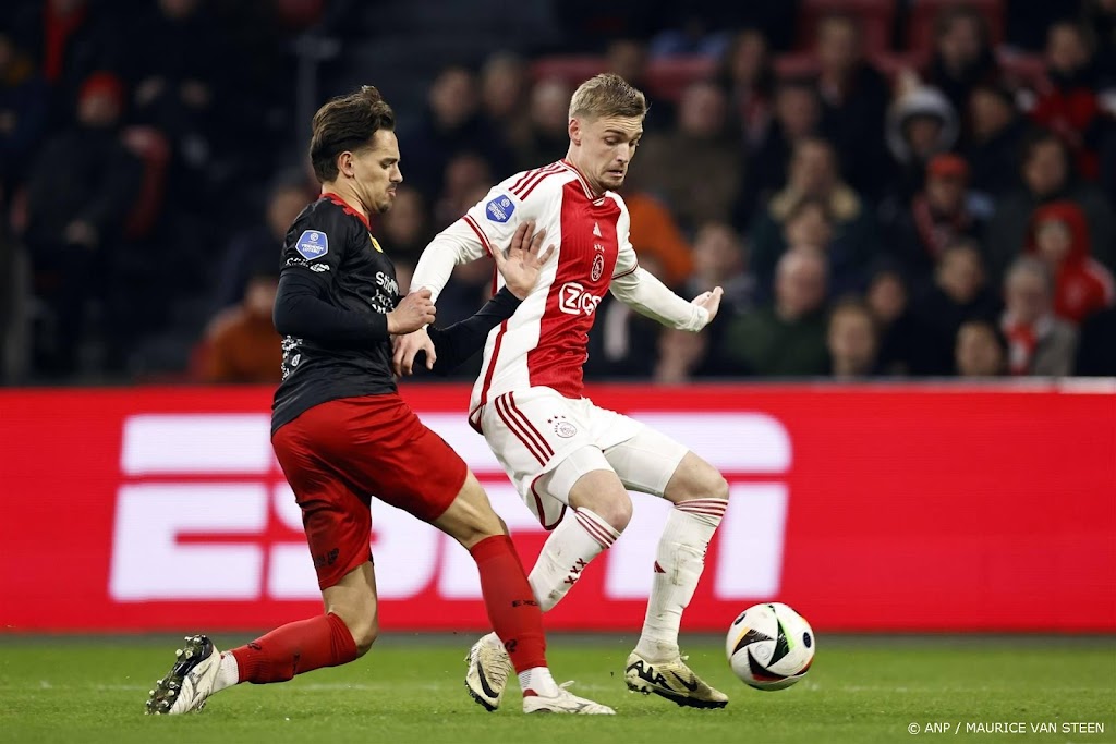 Ajax verspeelt met tien man 2 punten in strijd om vijfde plek