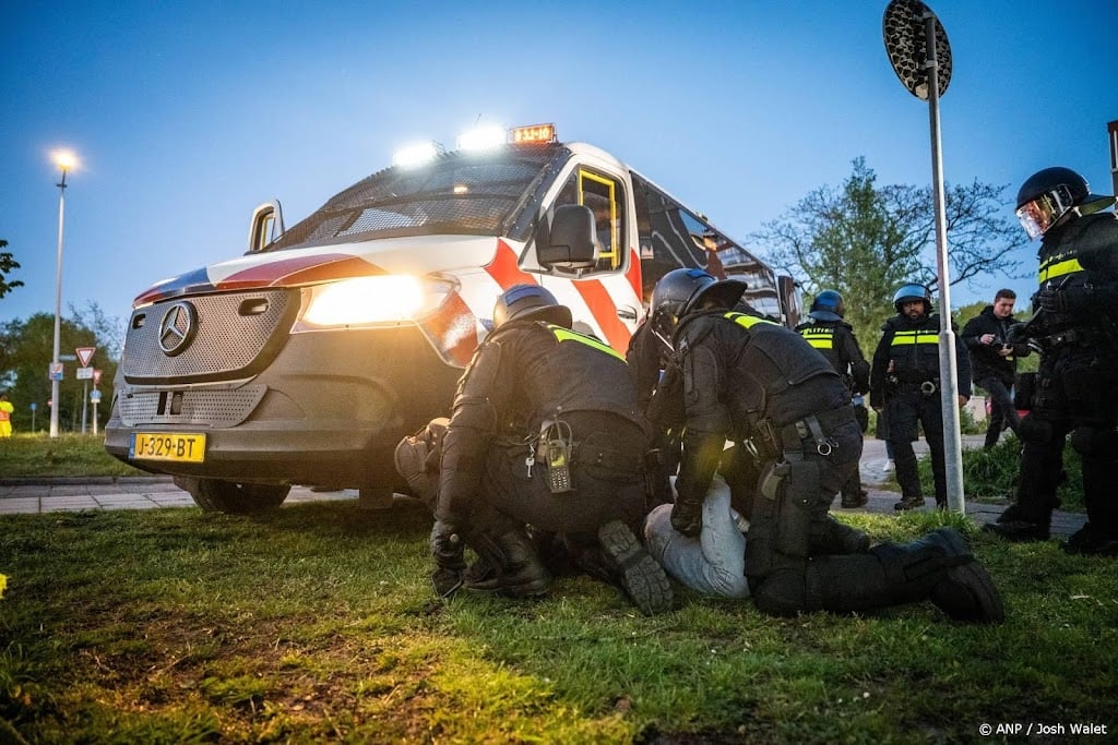 Van Weel: politie doet onderzoek naar relschoppers bij azc-demo's