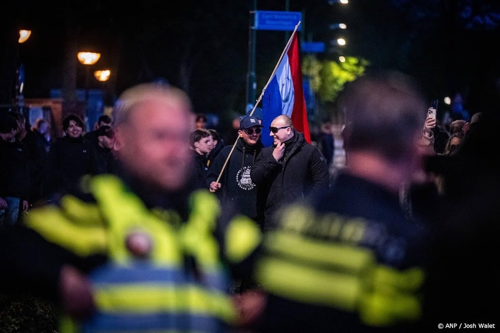 Cel- en taakstraf voor geweld bij protest noodopvang Loosdrecht