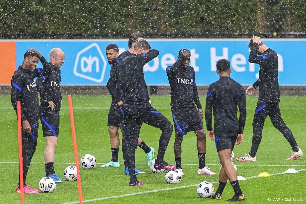 Oranje begint voorbereiding op EK in stromende regen