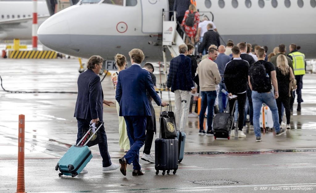 Eerste 'Feyenoord-vlucht' vanaf Rotterdam vertrokken
