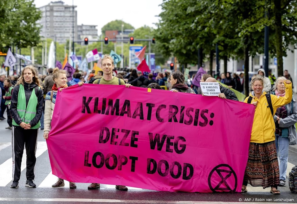 Blokkades van klimaatactivisten in centrum en haven Rotterdam